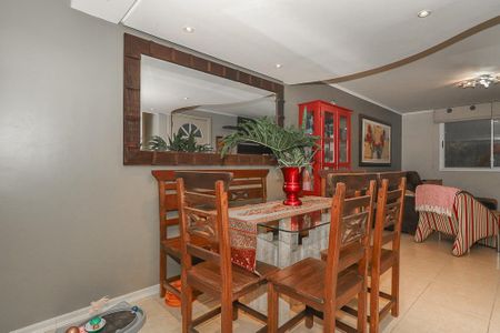 Sala de casa de condomínio à venda com 3 quartos, 194m² em São Sebastião, Porto Alegre