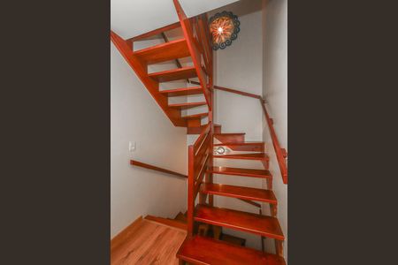 Casa de condomínio à venda com 194m², 3 quartos e 2 vagasEscada