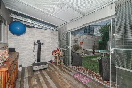 Casa de condomínio à venda com 194m², 3 quartos e 2 vagasÁrea fundos