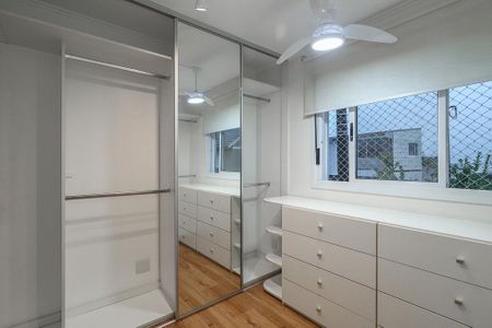 Casa de condomínio à venda com 194m², 3 quartos e 2 vagasCloset
