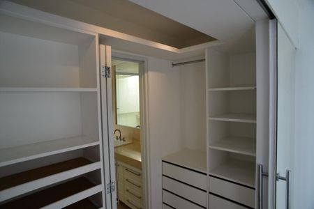 Apartamento à venda com 246m², 3 quartos e 3 vagasCloset