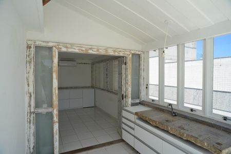 Apartamento à venda com 246m², 3 quartos e 3 vagasCozinha de Apoio