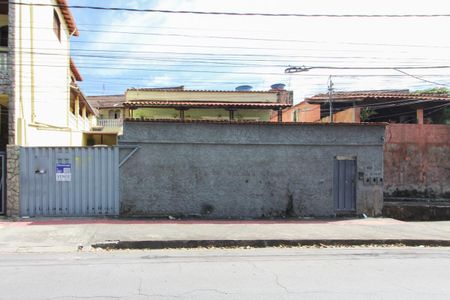 Casa à venda com 360m², 6 quartos e 4 vagas Casa à venda com 360m², 6 quartos e 4 vagasFachada