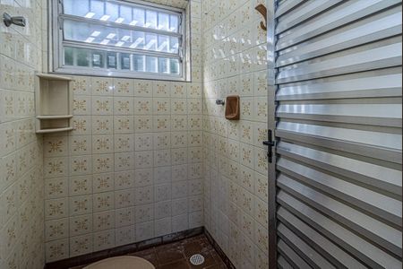 Casa à venda com 228m², 3 quartos e 5 vagasbanheiro na área de serviço_2