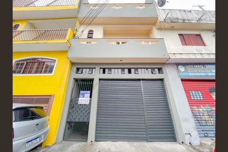 Casa à venda com 220m², 3 quartos e 2 vagas Casa à venda com 220m², 3 quartos e 2 vagasFachada