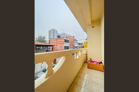 Casa à venda com 220m², 3 quartos e 2 vagas Casa à venda com 220m², 3 quartos e 2 vagasVaranda