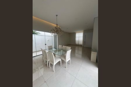 Sala de casa de condomínio para alugar com 3 quartos, 221m² em Gávea, Uberlândia