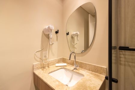 Banheiro de kitnet/studio para alugar com 1 quarto, 23m² em Cerqueira César, São Paulo