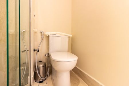 Banheiro de kitnet/studio para alugar com 1 quarto, 23m² em Cerqueira César, São Paulo