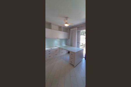 Casa de condomínio à venda com 180m², 4 quartos e 4 vagas Casa de condomínio à venda com 180m², 4 quartos e 4 vagasSuíte 2