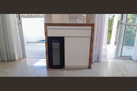 Casa de condomínio à venda com 180m², 4 quartos e 4 vagas Casa de condomínio à venda com 180m², 4 quartos e 4 vagasSala de TV