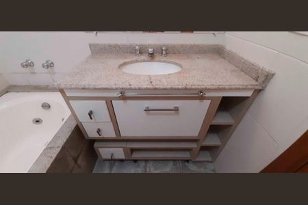 Casa de condomínio à venda com 180m², 4 quartos e 4 vagas Casa de condomínio à venda com 180m², 4 quartos e 4 vagasBanheiro da Suíte 1