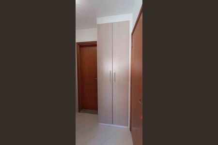 Casa de condomínio à venda com 180m², 4 quartos e 4 vagas Casa de condomínio à venda com 180m², 4 quartos e 4 vagasCloset da Suíte 1