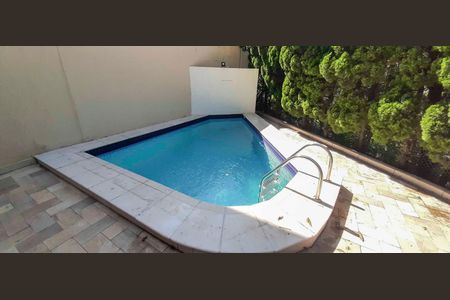 Casa de condomínio à venda com 180m², 4 quartos e 4 vagas Casa de condomínio à venda com 180m², 4 quartos e 4 vagasPiscina