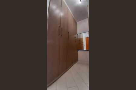 Casa de condomínio à venda com 180m², 4 quartos e 4 vagas Casa de condomínio à venda com 180m², 4 quartos e 4 vagasCloset da Suíte 1