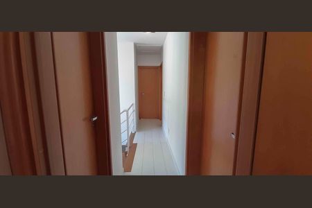 Casa de condomínio à venda com 180m², 4 quartos e 4 vagas Casa de condomínio à venda com 180m², 4 quartos e 4 vagasCorredor