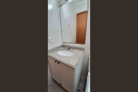 Casa de condomínio à venda com 180m², 4 quartos e 4 vagas Casa de condomínio à venda com 180m², 4 quartos e 4 vagasBanheiro da Suíte 2