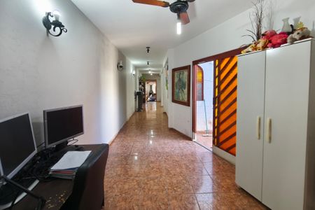 Casa à venda com 200m², 3 quartos e 2 vagasCorredor - Quartos