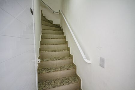 Casa de condomínio para alugar com 52m², 2 quartos e 1 vaga Casa de condomínio para alugar com 52m², 2 quartos e 1 vagaEscada