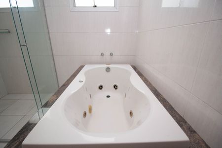 Casa para alugar com 400m², 5 quartos e 4 vagas Casa para alugar com 400m², 5 quartos e 4 vagasBanheiro da Suíte 2