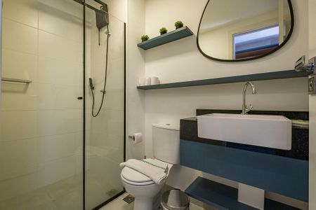 Banheiro de kitnet/studio para alugar com 1 quarto, 24m² em Pinheiros, São Paulo