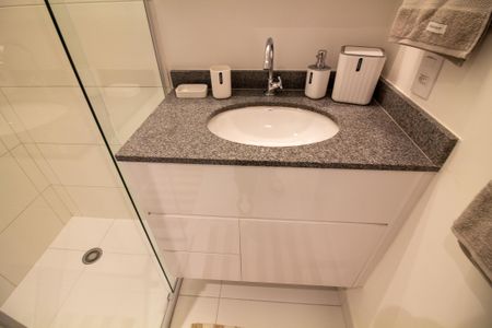 Banheiro de kitnet/studio para alugar com 1 quarto, 25m² em Vila Cordeiro, São Paulo