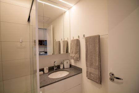 Banheiro de kitnet/studio para alugar com 1 quarto, 25m² em Vila Cordeiro, São Paulo