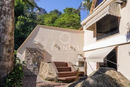 Casa à venda com 220m², 4 quartos e 2 vagas