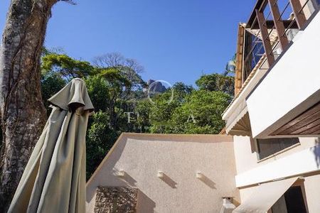 Casa à venda com 220m², 4 quartos e 2 vagas