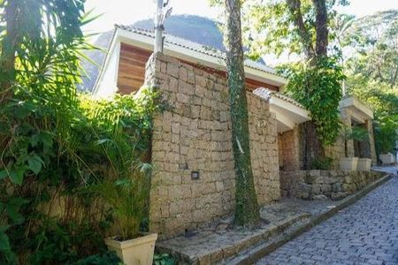 Casa à venda com 220m², 4 quartos e 2 vagas