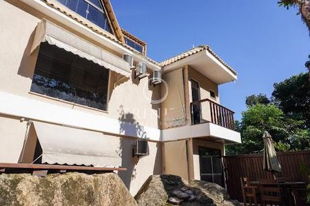 Casa à venda com 220m², 4 quartos e 2 vagas