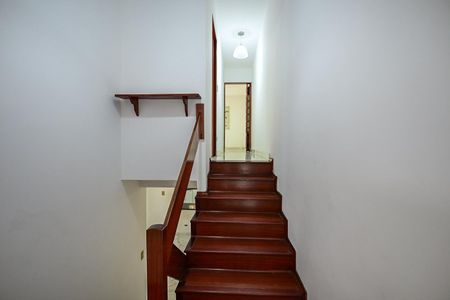 Casa para alugar com 140m², 3 quartos e 2 vagasEscada