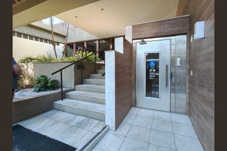 Apartamento à venda com 96m², 3 quartos e 1 vaga Apartamento à venda com 96m², 3 quartos e 1 vagaFachada e portaria