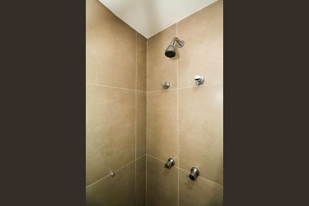 Banheiro de kitnet/studio para alugar com 1 quarto, 27m² em Pinheiros, São Paulo