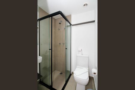 Banheiro de kitnet/studio para alugar com 1 quarto, 27m² em Pinheiros, São Paulo