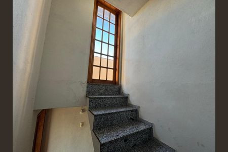Casa para alugar com 80m², 2 quartos e 2 vagas Casa para alugar com 80m², 2 quartos e 2 vagasEscada