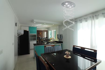 Casa à venda com 180m², 3 quartos e 2 vagasCopa e Cozinha 