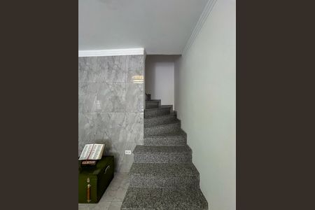 Casa à venda com 137m², 2 quartos e 2 vagasEscada