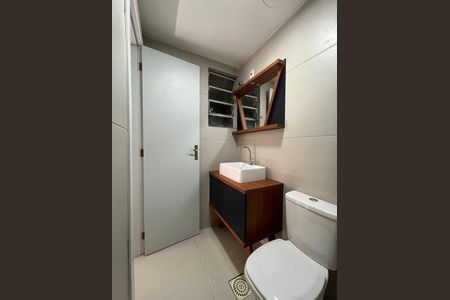 Banheiro de apartamento para alugar com 1 quarto, 35m² em Vila Nova, Porto Alegre