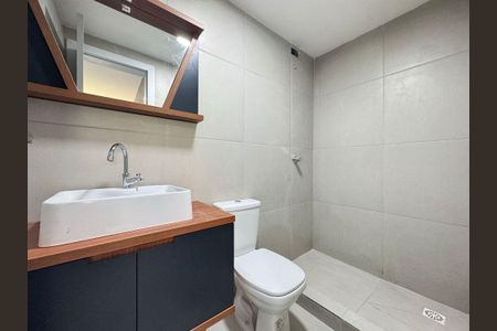 Banheiro de apartamento para alugar com 1 quarto, 35m² em Vila Nova, Porto Alegre