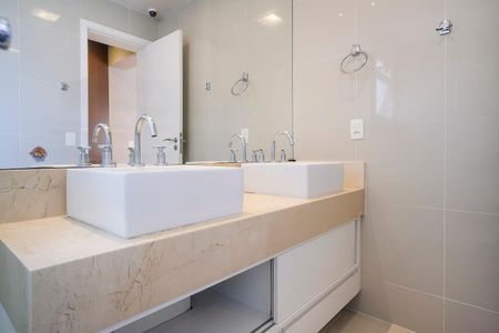 Apartamento para alugar com 135m², 3 quartos e 2 vagasBanheiro da suíte 1