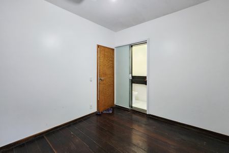 Casa à venda com 375m², 3 quartos e 3 vagasSuíte 1