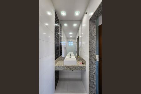 Casa à venda com 375m², 3 quartos e 3 vagasBanheiro da Suíte 2