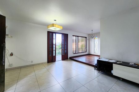 Sala  de casa à venda com 3 quartos, 375m² em Grajaú, Rio de Janeiro