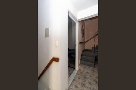 Casa para alugar com 144m², 2 quartos e 1 vaga Casa para alugar com 144m², 2 quartos e 1 vagaHall da Escada 1