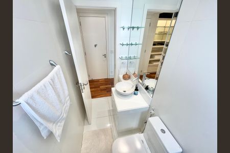 Apartamento para alugar com 320m², 3 quartos e 6 vagas Apartamento para alugar com 320m², 3 quartos e 6 vagasBanheiro da Suíte 1