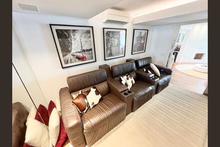 Apartamento para alugar com 320m², 3 quartos e 6 vagas Apartamento para alugar com 320m², 3 quartos e 6 vagasSala de TV