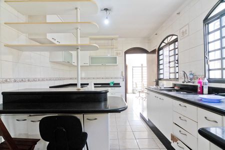 Casa à venda com 400m², 4 quartos e 8 vagasCozinha