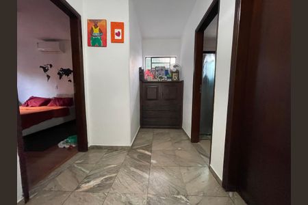 Casa à venda com 190m², 4 quartos e 2 vagas Casa à venda com 190m², 4 quartos e 2 vagasHall Quartos