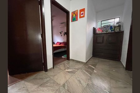 Casa à venda com 190m², 4 quartos e 2 vagas Casa à venda com 190m², 4 quartos e 2 vagasHall Quartos